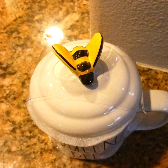 Rae Dunn 'QUEEN BEE' Topper mug - Picture 2 of 3